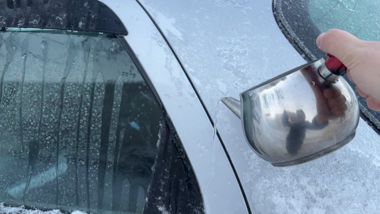 Bolu eksi 16 dereceyle buz kesti, araçların kapıları dondu