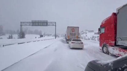 Bolu’da yoğun karda tırlar rampayı çıkamadı: Gerede-Samsun yolu ulaşıma kapandı