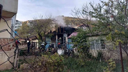 Çakmağı doldururken hem kendini hem de evi yaktı