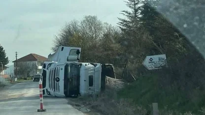 Çaycuma’da kontrolden çıkan tır devrildi
