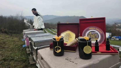 Dededen gelen arıcılığı profesyonelleştirdi, ürettiği bal dünyada zirveye çıktı