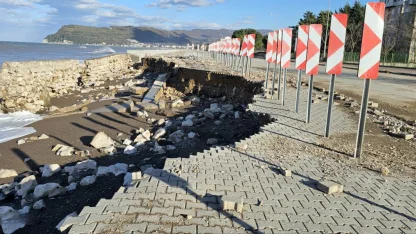 Dev dalgalar Cide-Bartın yoluna zarar verdi