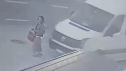 Dolmuş bekleyen kadın minibüsün altında böyle kaldı