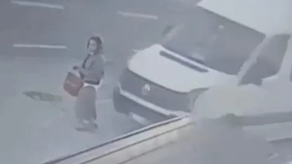 Dolmuş bekleyen kadın minibüsün altında böyle kaldı