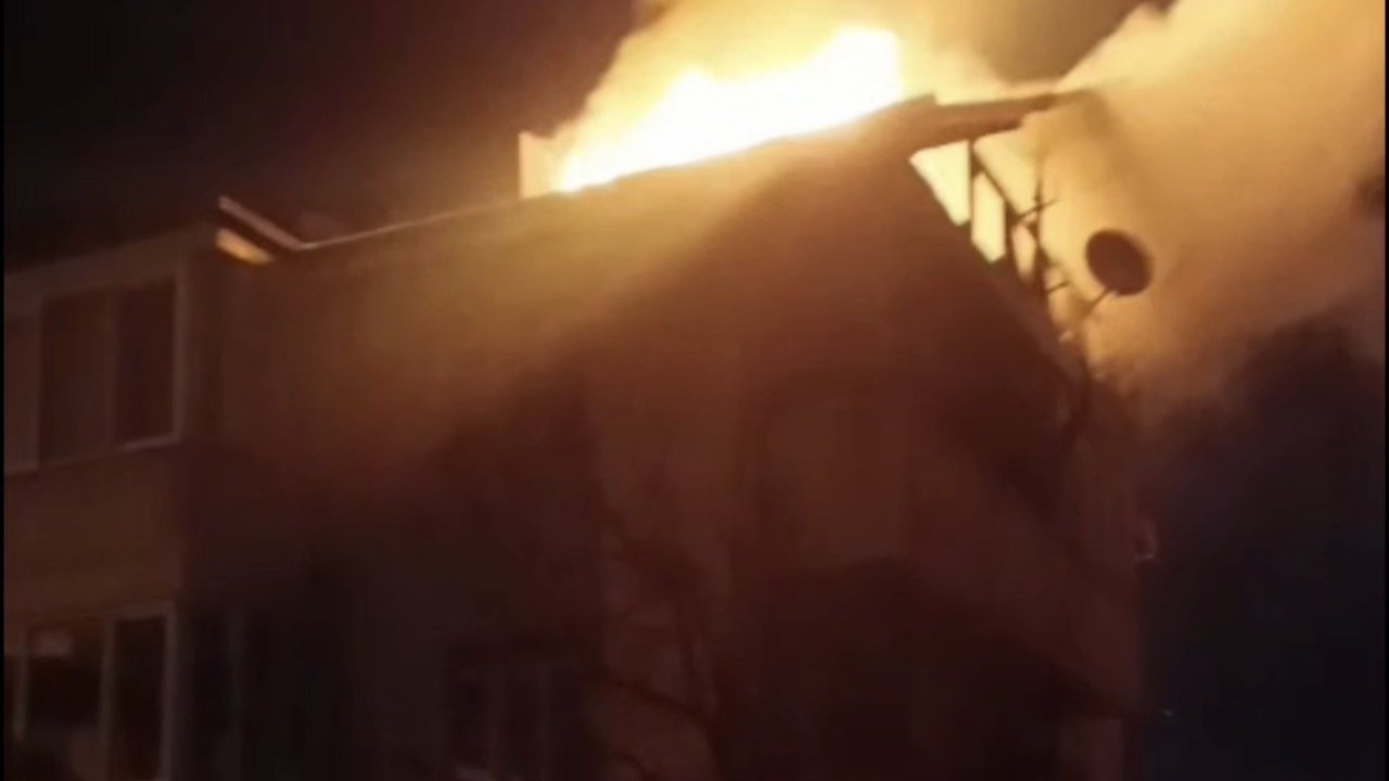 Düzce’de 3 katlı binanın çatısı alev alev yandı