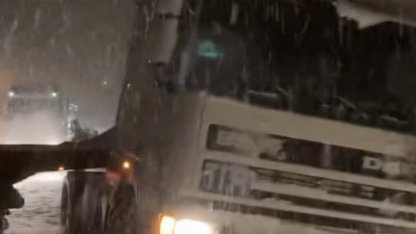 Düzce’de geçiş güzergahlarında tırlar makasladı, yollar kısmen kapandı