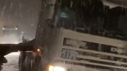 Düzce’de geçiş güzergahlarında tırlar makasladı, yollar kısmen kapandı