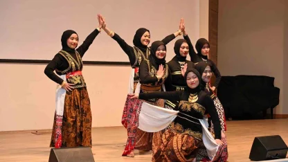 Endonezyalı öğrenciler geleneklerini ve ülkesini tanıttı
