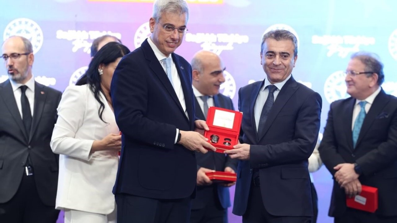 Erzurum’a gelecek ambulansları teslim alındı