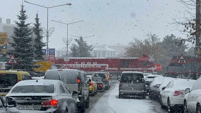 Erzurum’da ulaşıma kar engeli