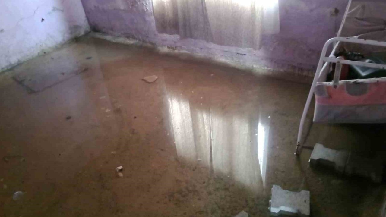 Evlerini su basan aile, geçici olarak lojmana yerleştirildi