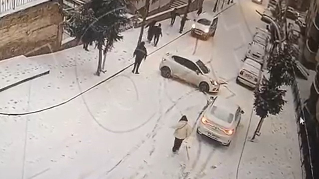 Gümüşhane’de buzlu yolda yokuş aşağı kayan araçlar kamerada