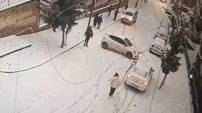 Gümüşhane’de buzlu yolda yokuş aşağı kayan araçlar kamerada