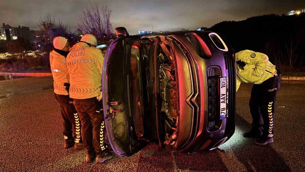 Kaldırıma çarpıp devrildi: 1 yaralı