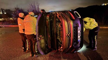 Kaldırıma çarpıp devrildi: 1 yaralı