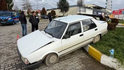 Kamyonet otomobile çarptı: 2 yaralı