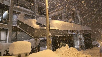 Kar yükünü taşıyamayan site giriş tacında yıkılma tehlikesi