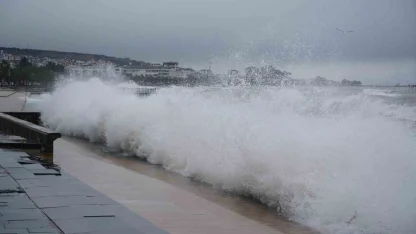 Karadeniz’de fırtına sahili vurdu: Dev dalgalar taşları kıyıya sürükledi