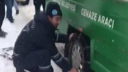 Karda mahsur kalan cenaze aracı için seferber oldular