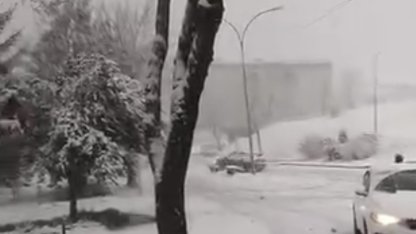 Karlı yolda kontrolden çıkan otomobilin kaza anı kamerada