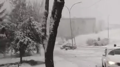 Karlı yolda kontrolden çıkan otomobilin kaza anı kamerada