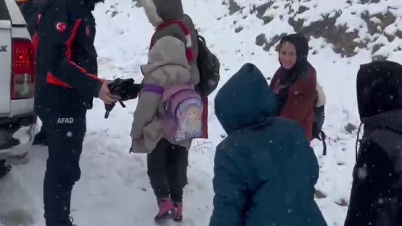 Karlı yolda mahsur kalan öğrencilerin yardımına AFAD ekibi yetişti