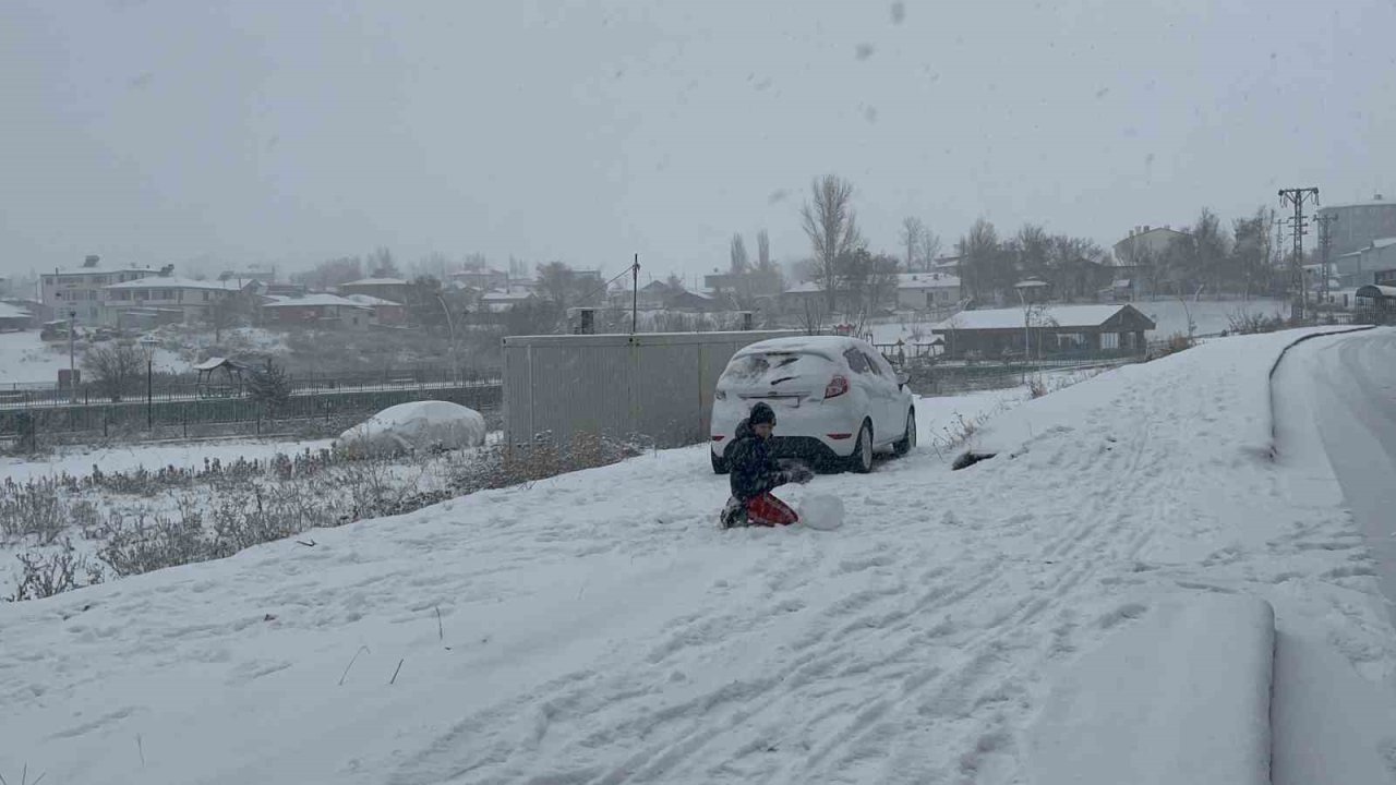 Kars beyaz gelinliğini giydi: Meteoroloji uyarmıştı, kar şehre indi