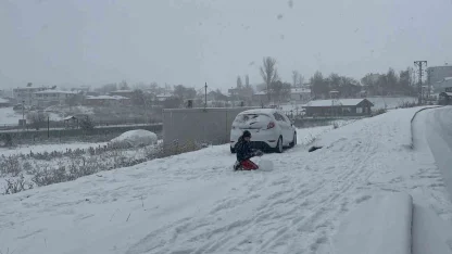 Kars beyaz gelinliğini giydi: Meteoroloji uyarmıştı, kar şehre indi