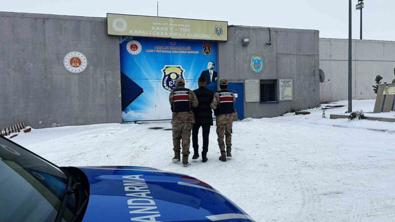 Kars’ta 15 yıl hapis cezasıyla aranan şahıs yakalandı