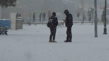 Kars’ta yoğun kar yağışı: Vatandaşlar kar altında halay çekti