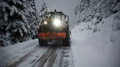 Kastamonu’da ekiplerin köy yollarındaki zorlu karla mücadelesi başladı