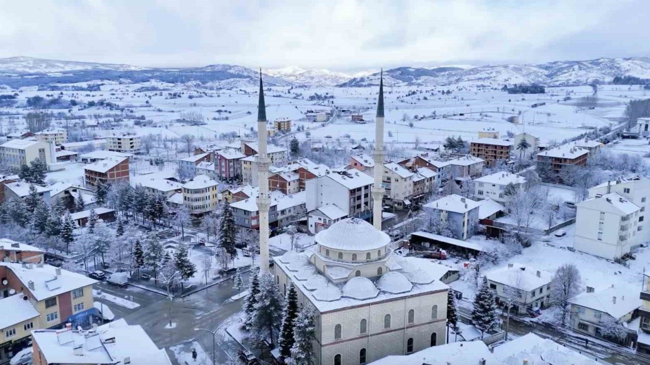 Kastamonu’da kar ilçeleri beyaza bürüdü