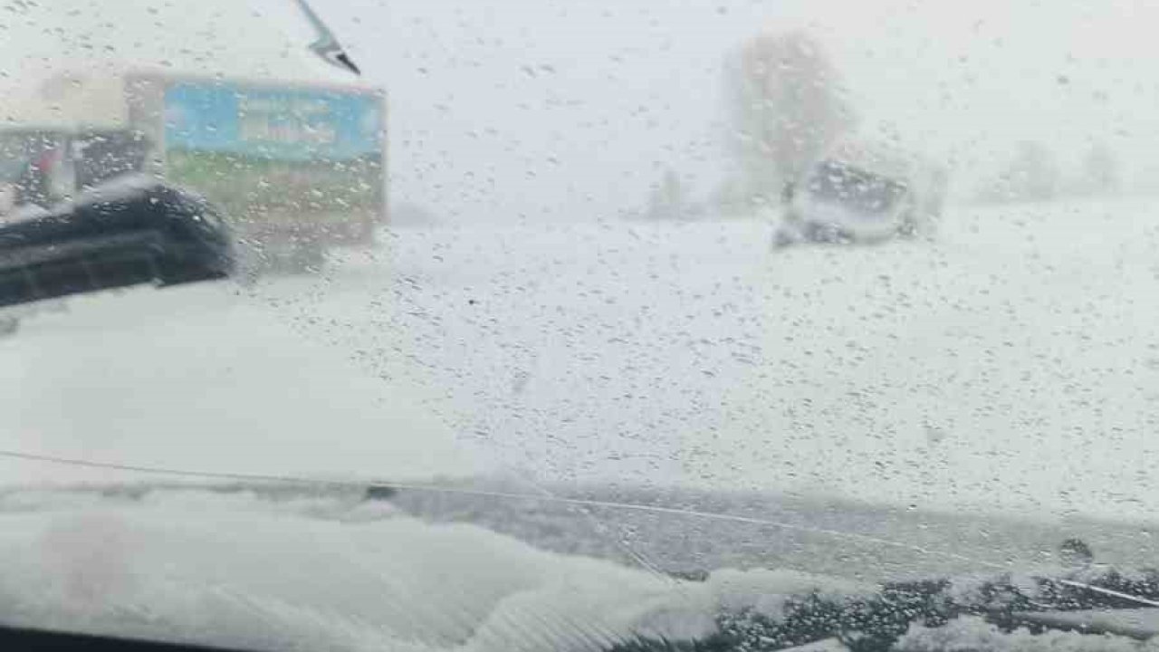 Kastamonu’da yoldan çıkan yolcu otobüsü kara saplandı