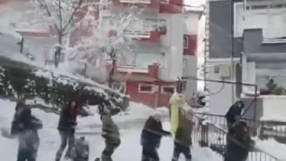 Kaydıkları alanı temizlemeye gelen iş makinesine kartoplarıyla karşılık verdiler