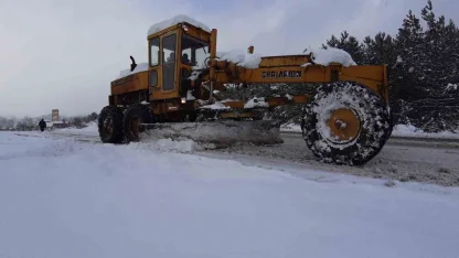 Kendi greyderiyle karla mücadeleye destek veriyor