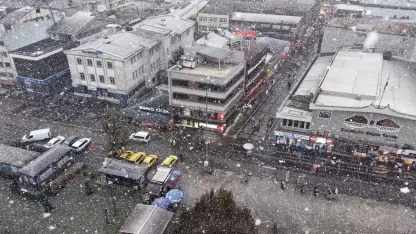 Kent merkezinde lapa lapa yağan kar havadan görüntülendi