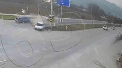 Kırmızı ışıkta bekleyen otomobile arkadan otomobil çarptı: Kaza anı kamerada