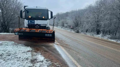 Kocaeli’de yoğun kar yağışı: Ekipler yolları açık tutmak için çalışıyor