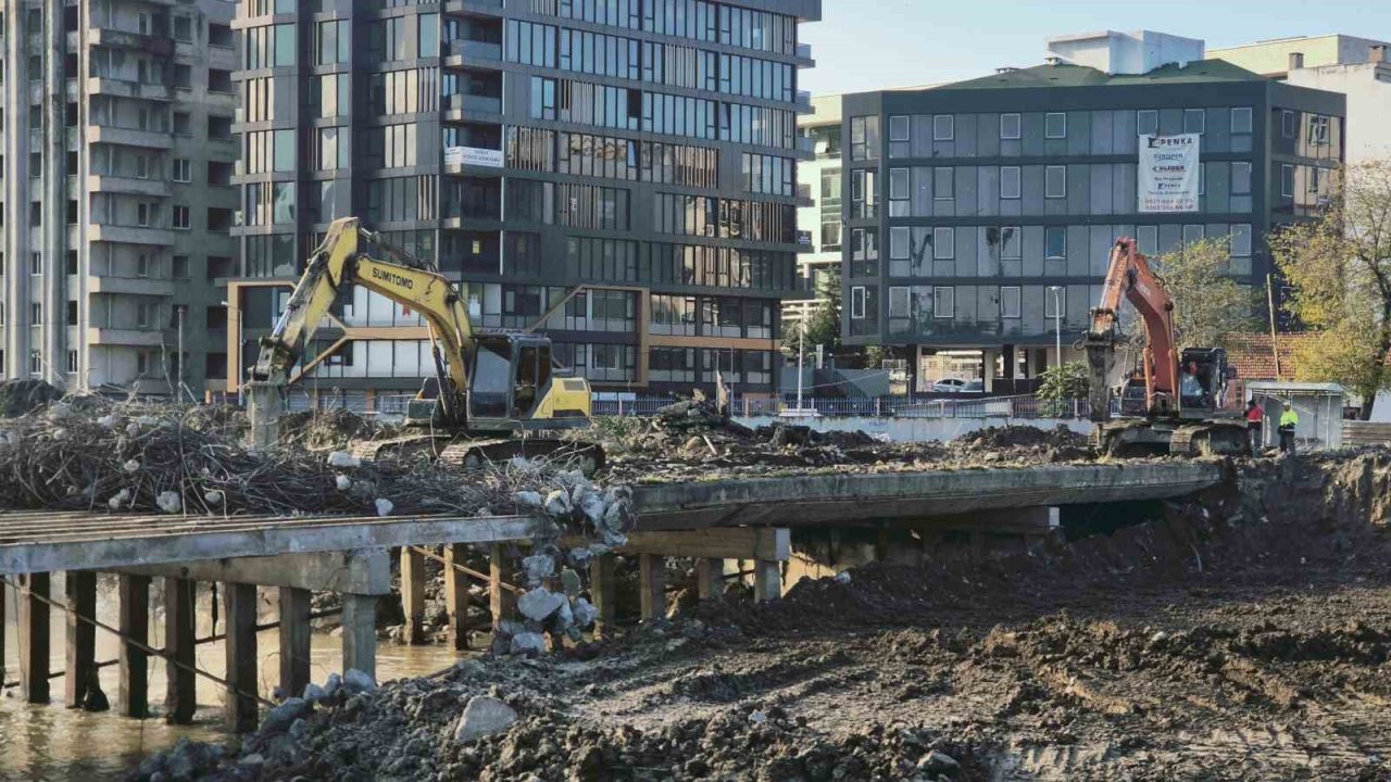 Korozyona uğrayan köprü yıkılıyor