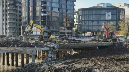 Korozyona uğrayan köprü yıkılıyor