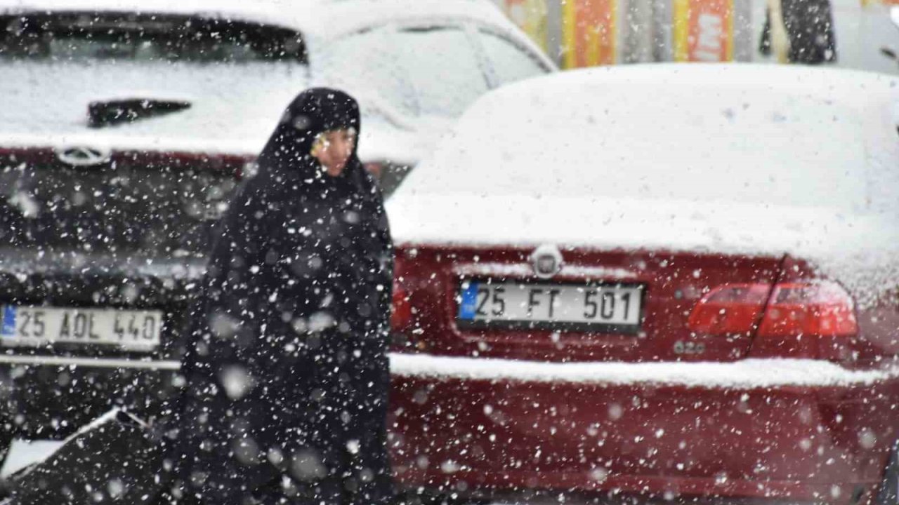 Oltu ilçe merkezine mevsimin ilk karı düştü
