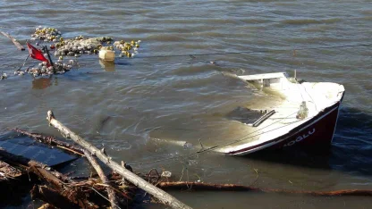 Ordu’da denizdeki fırtına hayatı felç etti: Dalgalar evlere zarar verdi, balıkçı teknesi parçalandı