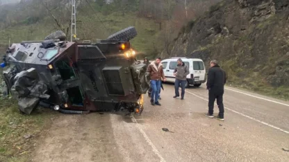 Ordu’da ticari araçla çarpışan askeri araç devrildi