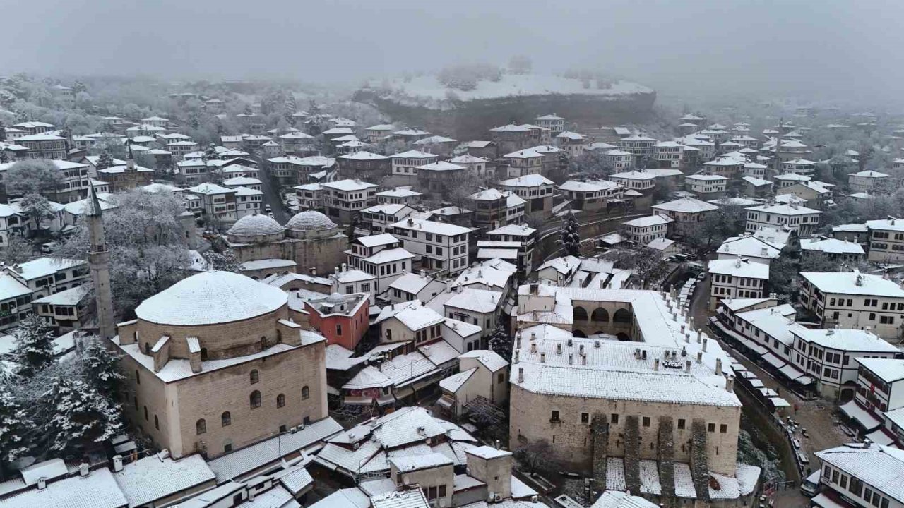 Osmanlı kenti Safranbolu’nun tarihi konaklar beyaz örtüyle kaplandı