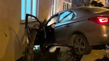 Otomobil bahçe duvarında asılı kaldı