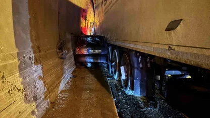 Otomobil, duvarla tır arasında sıkıştı: TEM’de ulaşım aksadı