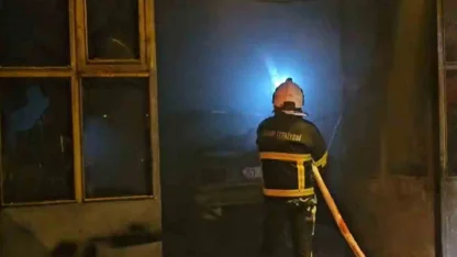 Otomobilde çıkan yangın iş yerine sıçradı