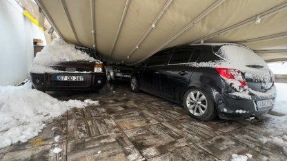 Safranbolu’da kar ağırlığı garajı çökertti: 3 araç zarar gördü