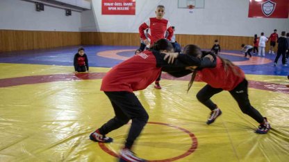 Şampiyon güreşçi Nesrin Baş, Tokat’ta kız çocuklarına örnek oldu