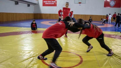 Şampiyon güreşçi Nesrin Baş, Tokat’ta kız çocuklarına örnek oldu